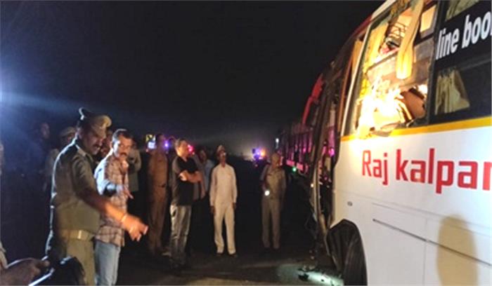 आगरा-लखनऊ एक्सप्रेस वे पर भयंकर हादसा, ट्रक से भिड़ी बस, सात मरे 30 घायल