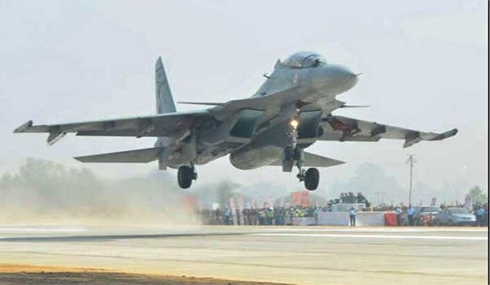 आगरा-लखनऊ एक्सप्रेस वे पर लड़ाकू विमानों का अभ्यास आगरा-लखनऊ एक्सप्रेस वे पर लड़ाकू विमानों का अभ्यास