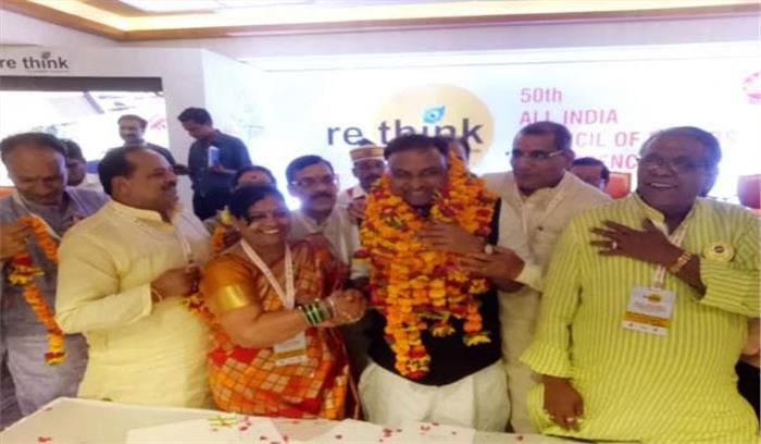 महापौर परिषद के राष्ट्रीय अध्यक्ष बने आगरा के नवीन जैन