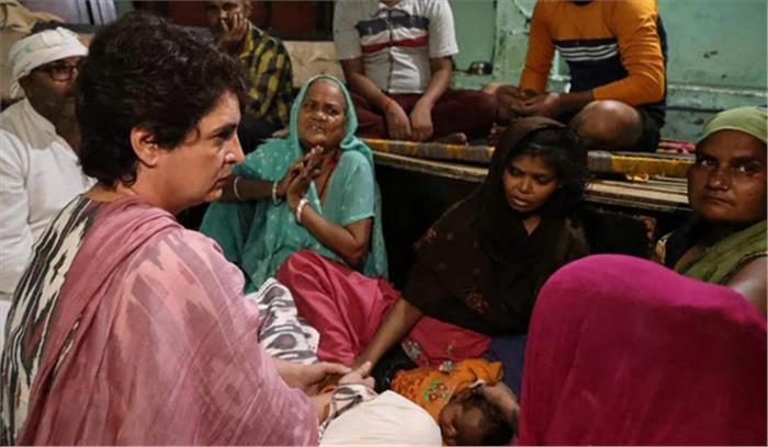 देर रात आगरा पहुंचीं प्रियंका गांधी, मृतक अरुण वाल्मीकि की मां और पत्नी से मुलाकात की