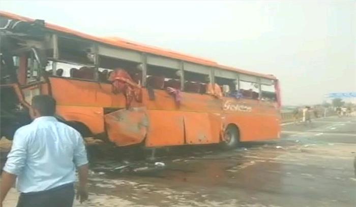 आगरा:  बच्चों से भरी बस पलटने से 2 की मौत,50 घायल