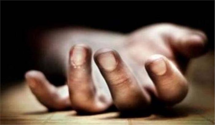 कार ट्रक टक्कर में चार मरे कार ट्रक टक्कर में चार मरे