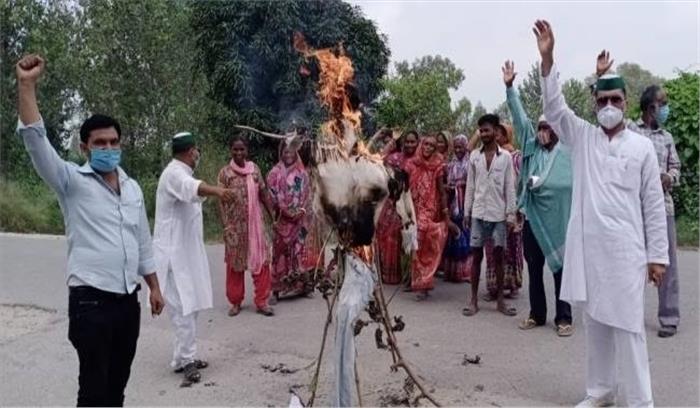 हरियाणा में किसानों ने फूंके पुतले, किया प्रदर्शन