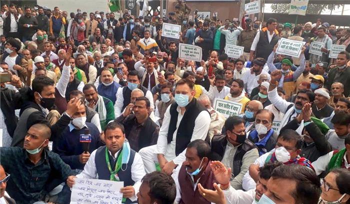 इजाजत नहीं मिलने के बावजूद कृषि कानूनों के खिलाफ धरने पर बैठे तेजस्वी यादव इजाजत नहीं मिलने के बावजूद कृषि कानूनों के खिलाफ धरने पर बैठे तेजस्वी यादव