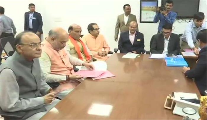 भाजपा अध्यक्ष अमित शाह ने गांधीनगर से दाखिल किया पर्चा