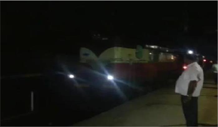 अहमदाबाद-पुरी एक्सप्रेस के यात्री बाल-बाल बचे, बिना इंजन के चलती रही ट्रेन