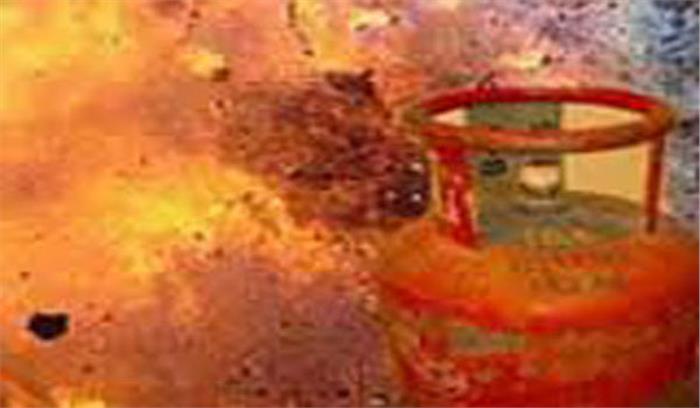 अहमदाबाद में गैस सिलेंडर में लगी आग, तीन झुलसे