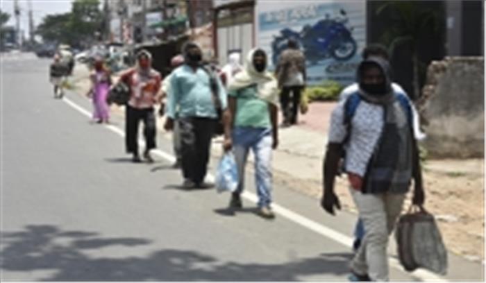 बिहार : उदास चेहरे और भविष्य की चिंता लिए लौट रहे गांव