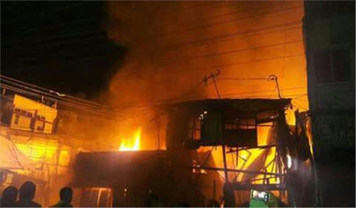 गुजरात : पटाखे फोड़ने से कई हिस्से तबाह