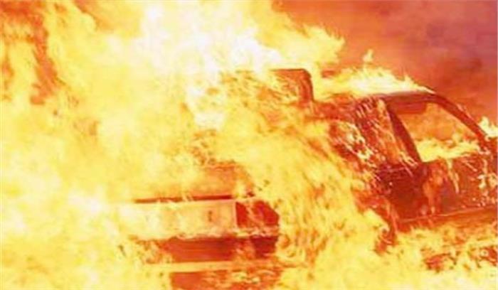 अहमदाबाद  में सड़क दुर्घटना के दौरान कार में लगी आग, 3 की मौत
