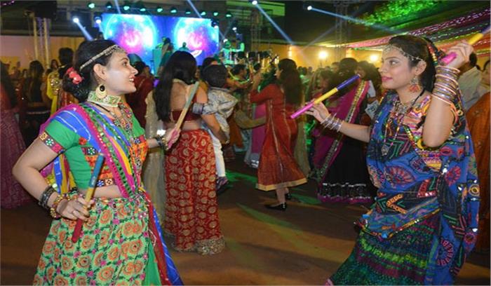 पूनम नी प्यारी-प्यारी रात” रास-गरबा की धूम गुजरात में पूनम नी प्यारी-प्यारी रात” रास-गरबा की धूम गुजरात में