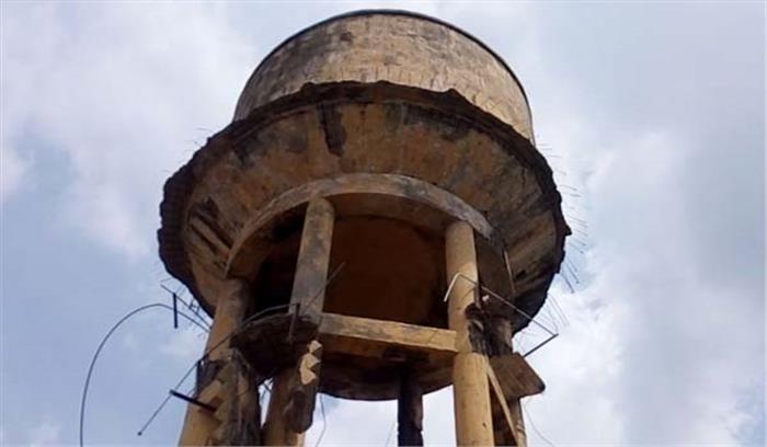 पानी की टंकी धराशायी होने से युवती घायल पानी की टंकी धराशायी होने से युवती घायल