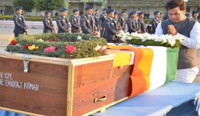 एयरफोर्स स्टेशन पहुंचा शहीद पंकज का पार्थिव शरीर, मंत्री श्रीकांत ने दी श्रद्धांजलि