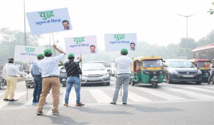 दिल्ली: प्रदूषण कम करने के लिए मंत्रियों ने रेड लाइट पर ऑफ करवाई गाड़ियां दिल्ली: प्रदूषण कम करने के लिए मंत्रियों ने रेड लाइट पर ऑफ करवाई गाड़ियां