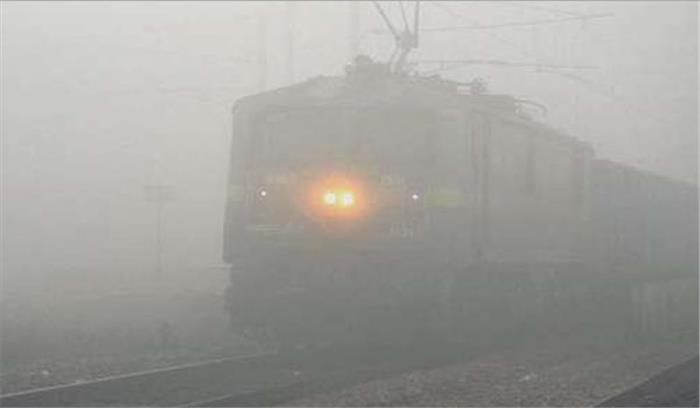 दिल्ली में कोहरे के कारण 18 ट्रेनें रद्द