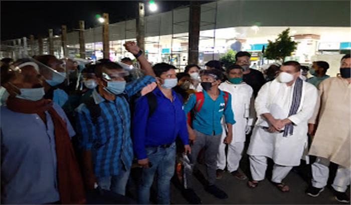 हवाई जहाज से 180 प्रवासी मजदूरों को लेकर पटना पहुंचे आप सांसद संजय