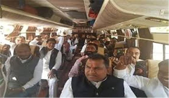 मुख्यमंत्री आवास से जयपुर के लिए रवाना हुए कांग्रेस विधायक मुख्यमंत्री आवास से जयपुर के लिए रवाना हुए कांग्रेस विधायक