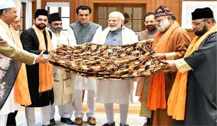 मोदी की चादर पेश करने अजमेर दरगाह पहुंचे नकवी मोदी की चादर पेश करने अजमेर दरगाह पहुंचे नकवी