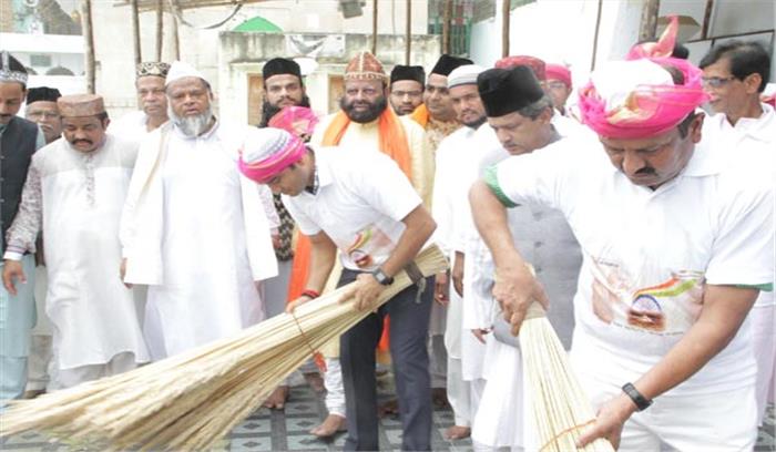 राजस्थान के अजमेर में श्रमदान कर झालरा की सफाई की