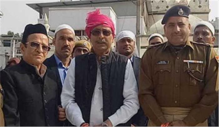 गहलोत एवं पायलेट की तरफ से ख्वाजा की दरगाह में चादर पेश