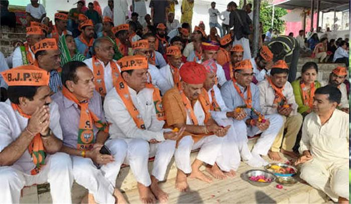 गांधी जयंती पर सांसद भागीरथ चौधरी ने की पदयात्रा गांधी जयंती पर सांसद भागीरथ चौधरी ने की पदयात्रा