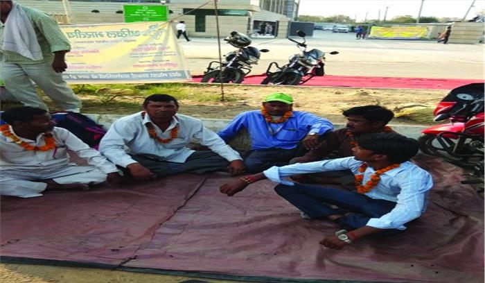 सफाई कर्मियों ने प्राधिकरण गेट पर शुरू किया भूख हड़ताल