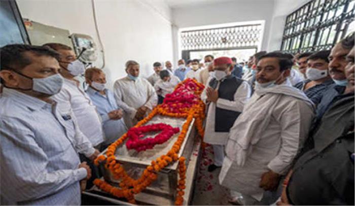 समाज को तोड़ने और बहकाने वाली कुछ ताकतें आज सक्रिय हैं : अखिलेश