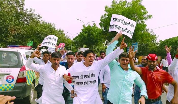 आखिलेश के हिरासत में लिए जाने पर आक्रोश में सीएम का फूंका पुतला