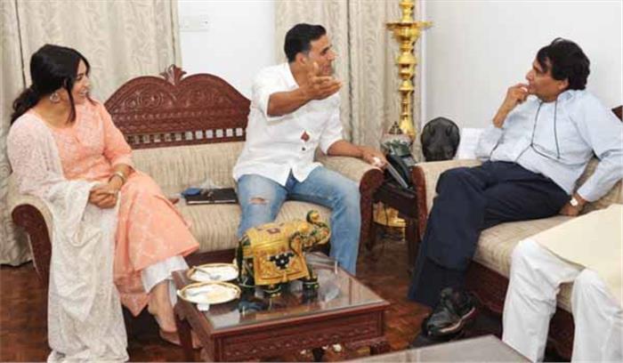 अक्षय, भूमि ने रेल मंत्री सुरेश प्रभु से की मुलाकात