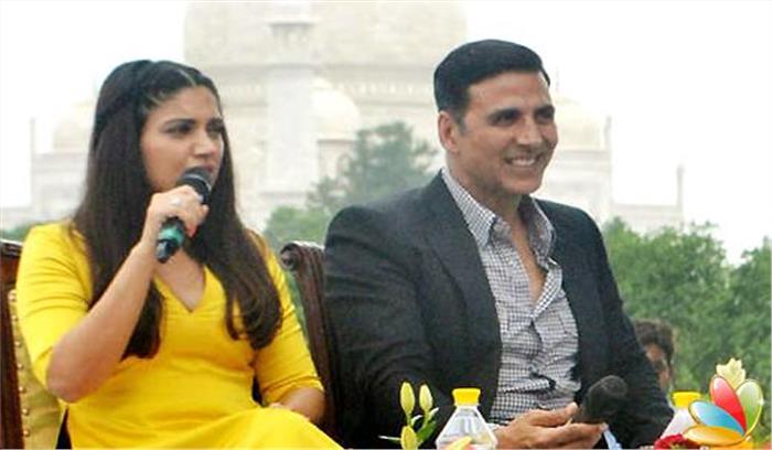 अक्षय ने आगरा में किया टॉयलेट..का प्रचार