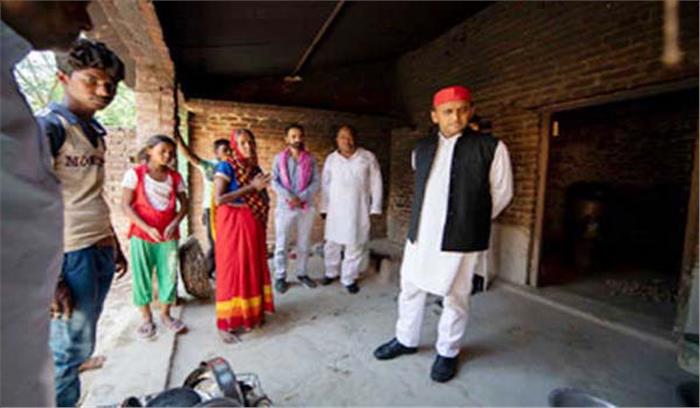 शराब कांड के पीडितों से मिले अखिलेश