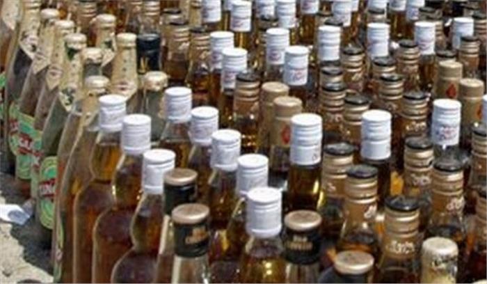 ट्रेन में शराब की पेटी के साथ दो तस्करों को पुलिस ने दबोचा ट्रेन में शराब की पेटी के साथ दो तस्करों को पुलिस ने दबोचा