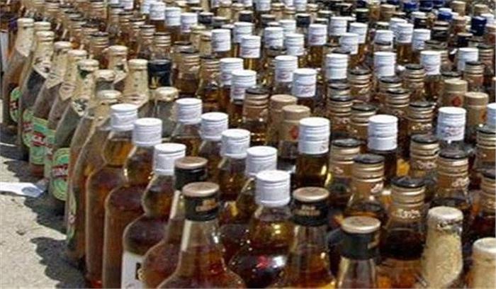 अवैध शराब खपाने पैकेजिंग मशीन में तैयार किया जा रहा था पाउच