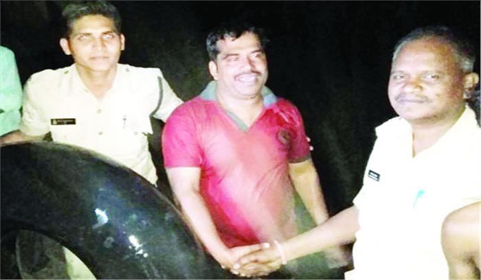 पुलिस से बचने भागा ग्रामीण,दौड़ाया तो डरकर कूदा तालाब में