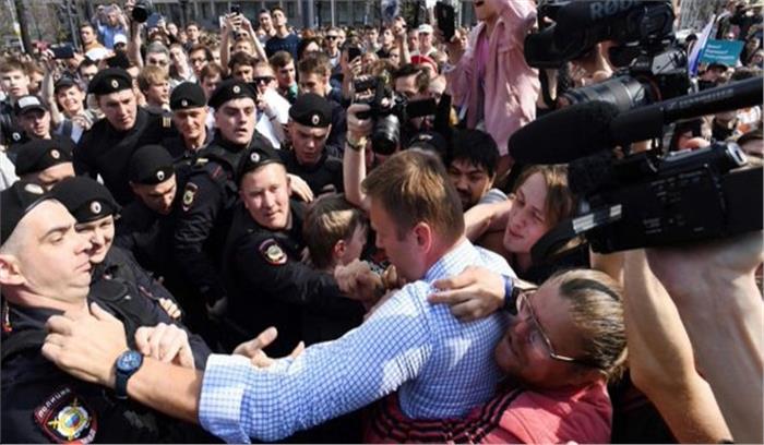 रूस प्रदर्शन: रूस के विपक्षी नेता एलेक्सी नावाल्नी हुए रिहा