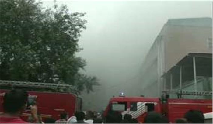 दिल्ली एम्स : चौथी मंजिल तक पहुंची आग दिल्ली एम्स : चौथी मंजिल तक पहुंची आग