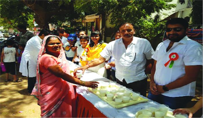 लुंकड़ परिवार द्वारा राहगीरों को ठंडा मट्ठा वितरण