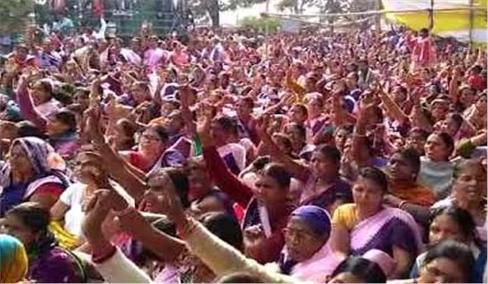 आशाकर्मियों ने शुरू किया अनिश्चितकालीन धरना