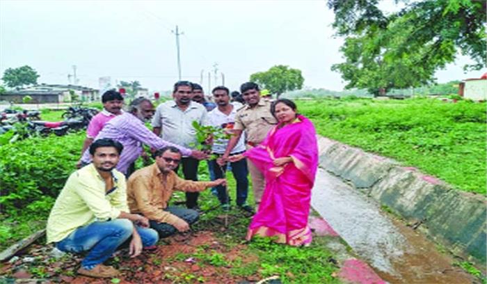 पौधारोपण कर हरेली अमावस्या त्यौहार मनाया गया