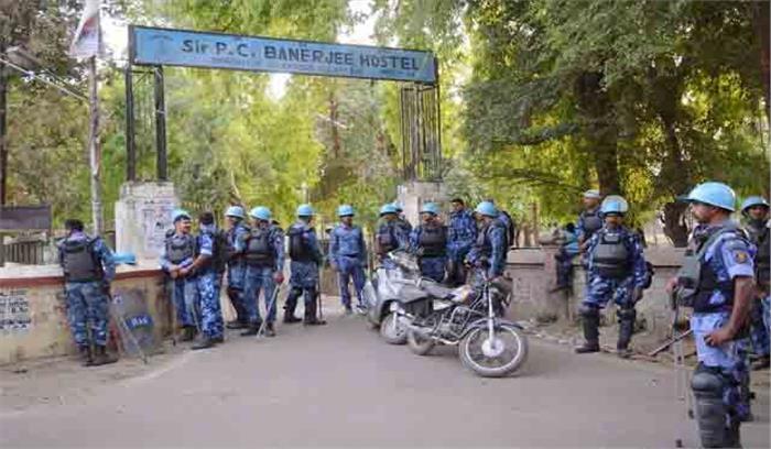  इलाहाबाद केंद्रीय विश्वविद्यालय में छात्रों का हंगामा, पुलिस की गाडी में लगाई आग 