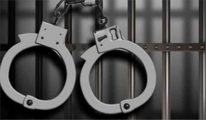 इलाहाबाद: पुलिस ने जब्त की शराब की पेटी, दो तस्कर गिरफ्तार