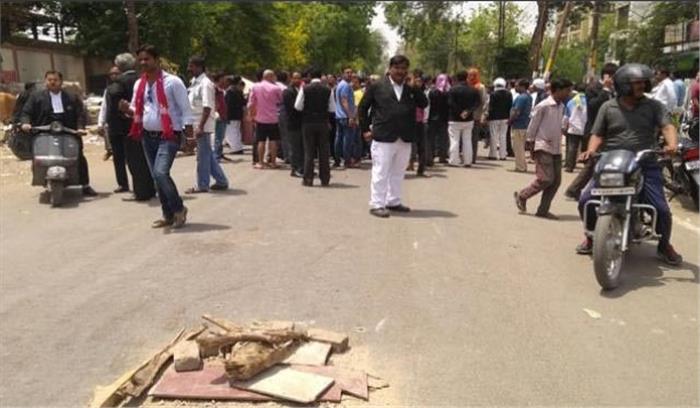 इलाहाबाद में मारे गए वकील के परिजनों को 20 लाख रुपये की आर्थिक सहायता देने की घोषणा इलाहाबाद में मारे गए वकील के परिजनों को 20 लाख रुपये की आर्थिक सहायता देने की घोषणा