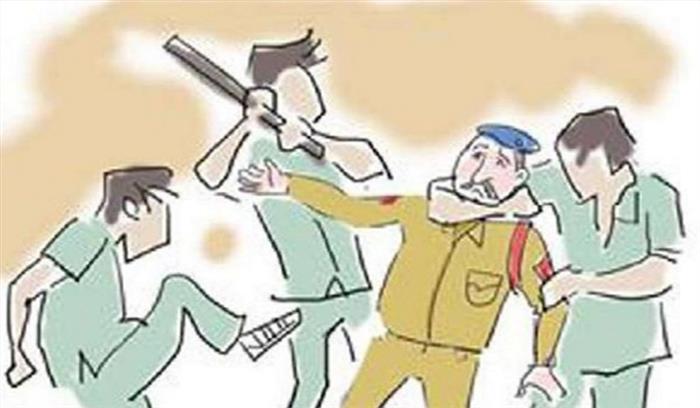 सार्वजनिक स्थल पर शराब पीने से रोकने पर पुलिसकर्मियों पर किया हमला