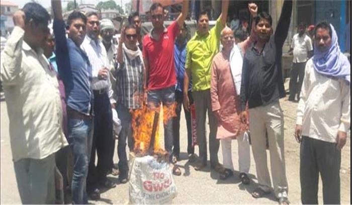 अलवर में कांग्रेस ने अमित शाह का पुतला फूंका