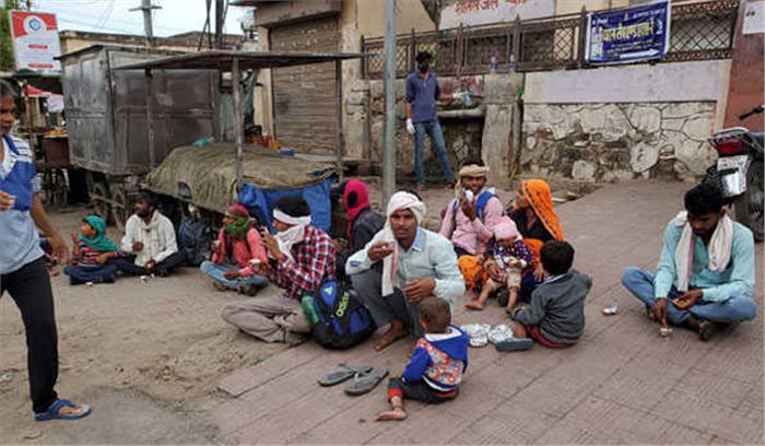 लॉकडाउन के चलते पैदल ही घर लौट रहे हैं दिहाड़ी मजदूर
