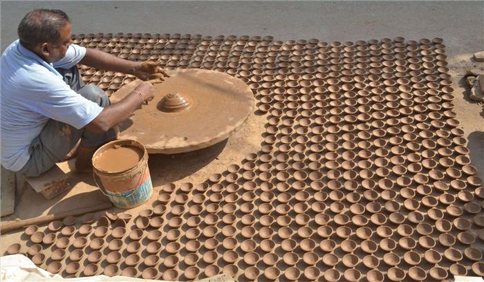 अंधेरे में रहते हैं दूसरों का घर रौशन करने वाले कुंभकार