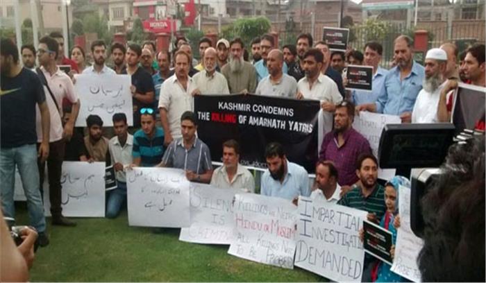 अमरनाथ हमले के खिलाफ श्रीनगर में प्रदर्शन