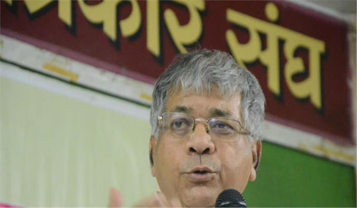 आंबेडकर ने दिया कांग्रेस-राकांपा संग गठबंधन का संकेत