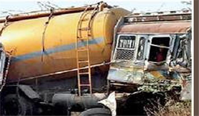 यूपी : एम्बुलेंस ने टैंकर में मारी टक्कर, दो की मौत