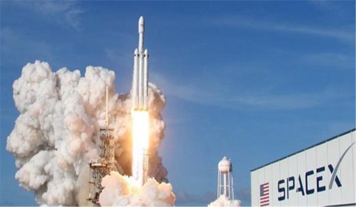 दुनिया के सबसे ताकतवर रॉकेट ‘फाल्कन हेवी’ का हुआ प्रक्षेपण